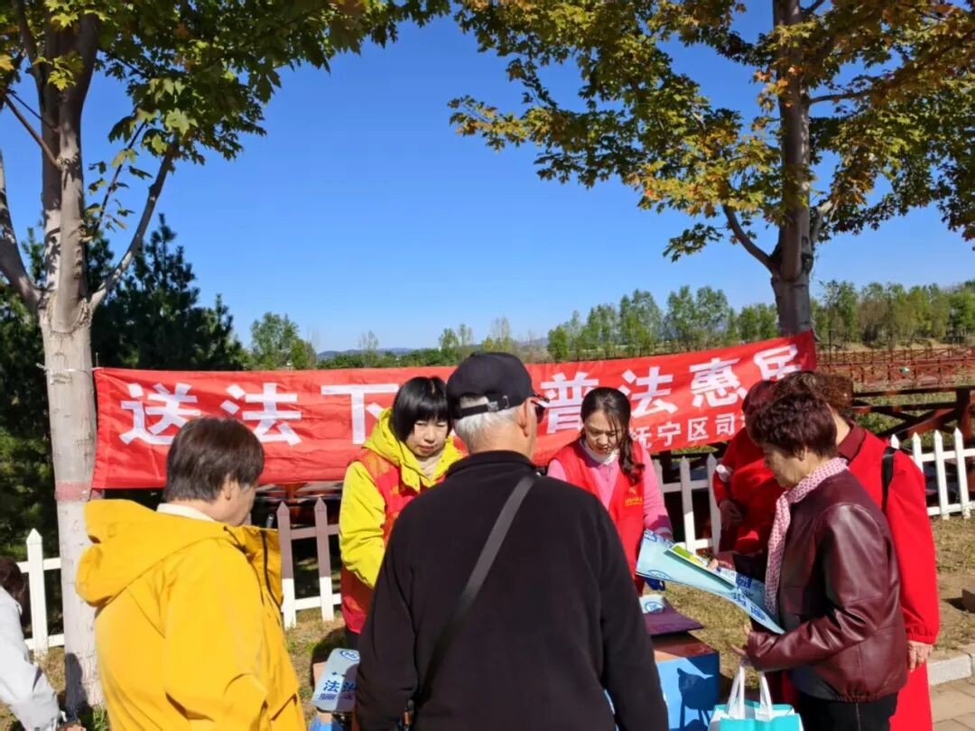 枫林市集法治行 送法下乡惠民生
